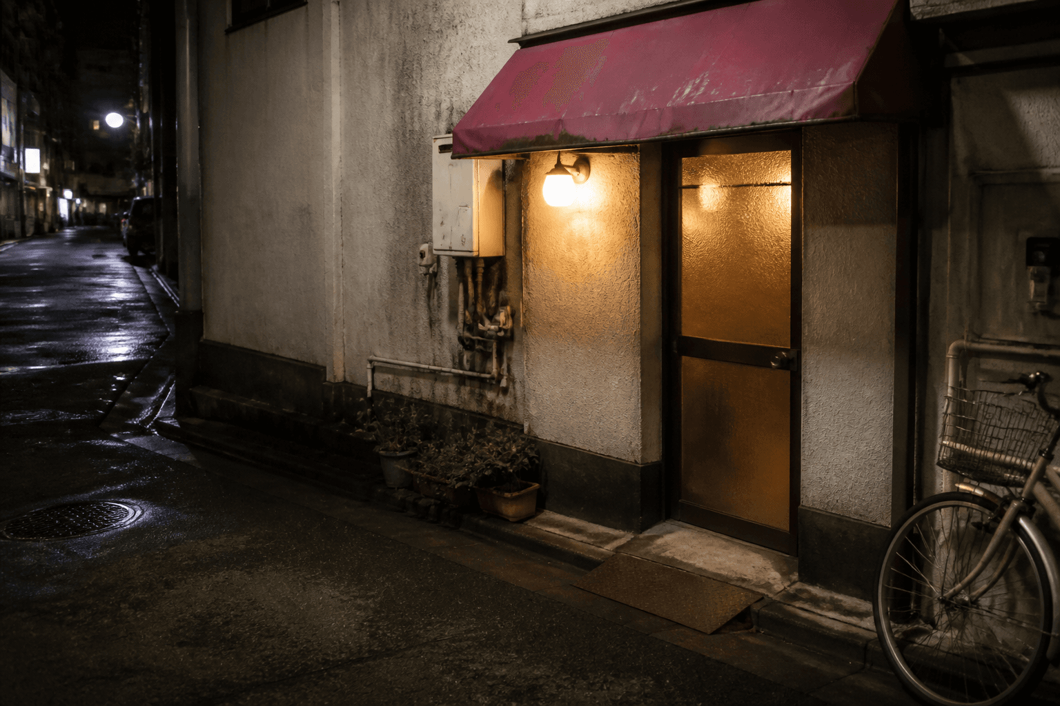 雨上がりの路地にある架空の小さな店先を写したイメージ写真